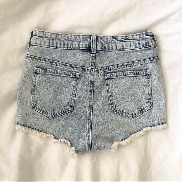 H&M Highwaisted Shorts Size 4. - Picture 2 of 3